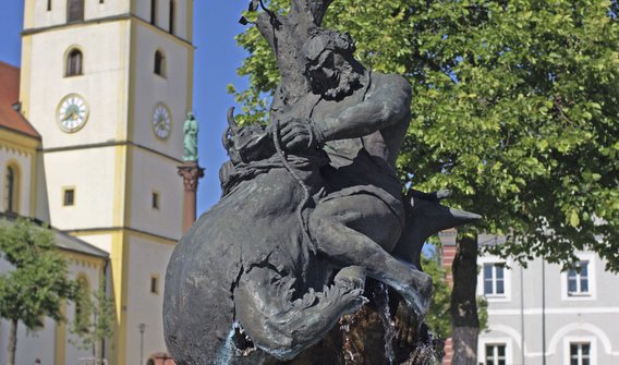 Bild: Die Skulptur auf dem mitterteicher Marktplatz