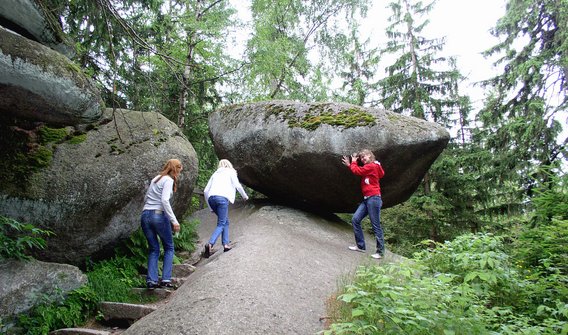 Bild: Drei Frauen die auf großen Felsen klettern.